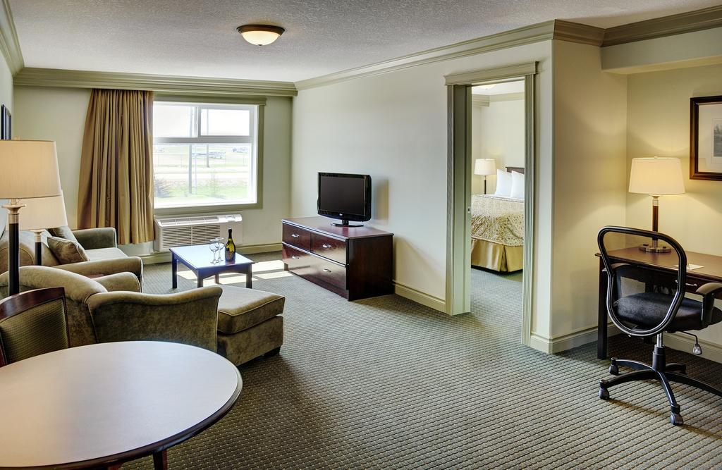 Chateau Nova Hotel Fort Mcmurray Habitación foto