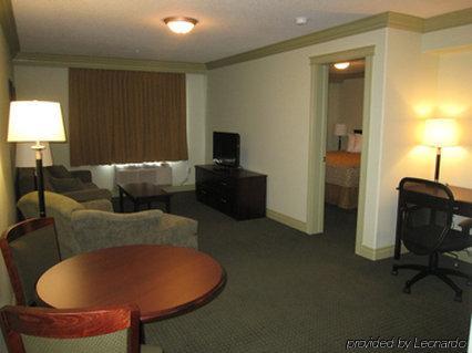 Chateau Nova Hotel Fort Mcmurray Habitación foto